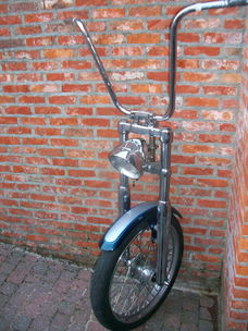 Harley twincam 7cm verlaagde deuce voorvork met rissers, stuur, koplamp, as, wiel, band, spatbord.