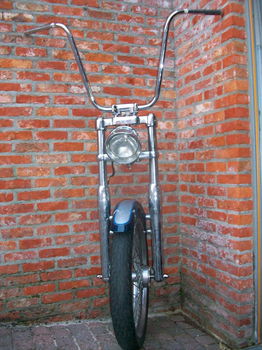 Harley twincam 7cm verlaagde deuce voorvork met rissers, stuur, koplamp, as, wiel, band, spatbord. - 3