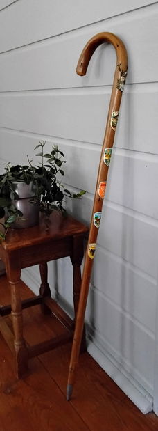 Oude houten wandelstok met metalen stokplaatjes - Duitsland