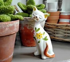 Porseleinen beeldje - poesje - katje - poes - kat - bloemen