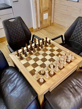 Als nieuwe Schaak Tafel met grote Schaak stukken compleet + 2 leren stoelen erbij op wieltjes - 0
