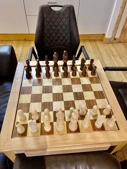 Als nieuwe Schaak Tafel met grote Schaak stukken compleet + 2 leren stoelen erbij op wieltjes - 1