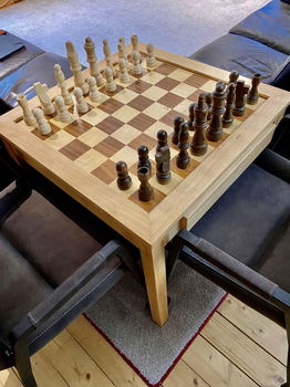 Als nieuwe Schaak Tafel met grote Schaak stukken compleet + 2 leren stoelen erbij op wieltjes - 2