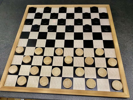 Als nieuwe Schaak Tafel met grote Schaak stukken compleet + 2 leren stoelen erbij op wieltjes - 4