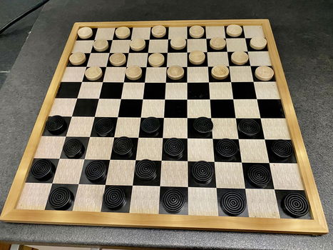 Als nieuwe Schaak Tafel met grote Schaak stukken compleet + 2 leren stoelen erbij op wieltjes - 5