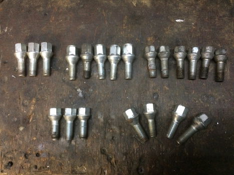 Universele wielbouten M12 x 1,5 mm, tussen 28mm en 32mm draadlengte. - 0