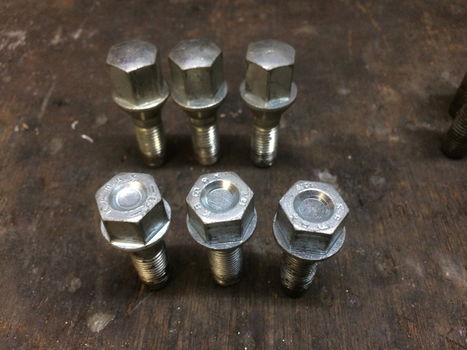 Universele wielbouten M12 x 1,5 mm, tussen 28mm en 32mm draadlengte. - 2