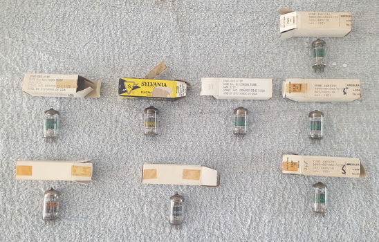 8 stuks 5751 = ECC83 buisjes. - 0