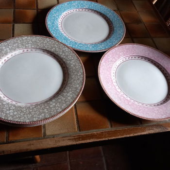 Pip, servies - diverse borden, met een heeeeele kleine beschadiging, gebruikerssporen - 1