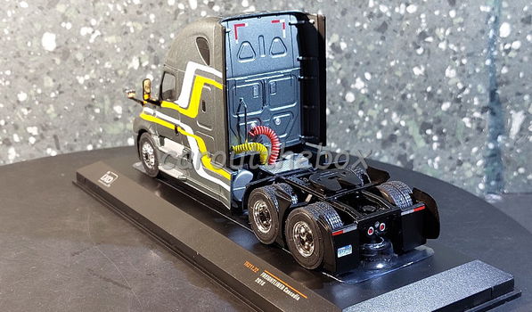Freichtliner Cascadia 2018 grijs 1:43 Ixo V1139 - 2