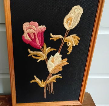 Vintage handgeborduurd schilderij in houten lijst - bloemen - 3