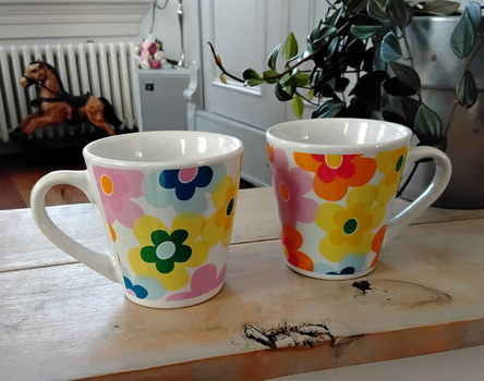 2 Vrolijke mokjes met bloemen - mokken - flower power - 0