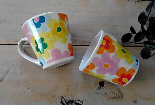 2 Vrolijke mokjes met bloemen - mokken - flower power - 1