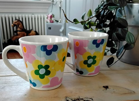 2 Vrolijke mokjes met bloemen - mokken - flower power - 2
