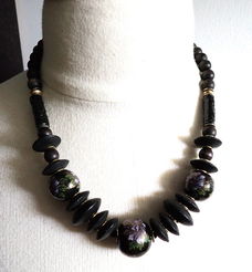 Houten collier met cloisonnee kralen