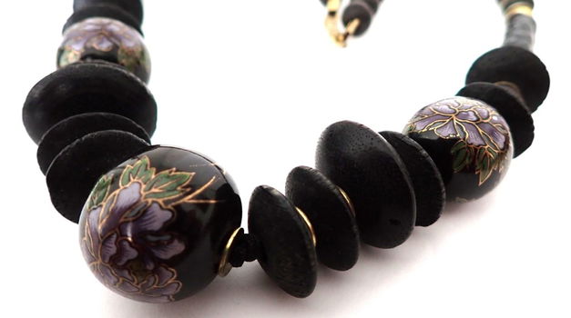 Houten collier met cloisonnee kralen - 3