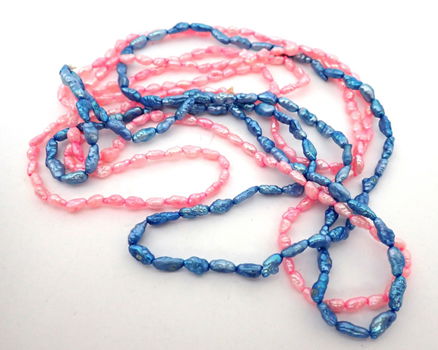Twee kettingen van pastelkleurige rijstpareltjes - 0