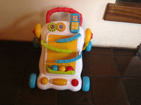 Babywalker , - ondersteuning bij leren lopen -met volop en muziek - 2