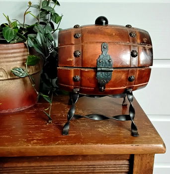 Vintage eikenhouten opbergbox op smeedijzeren pootjes (sigaretten) - 0