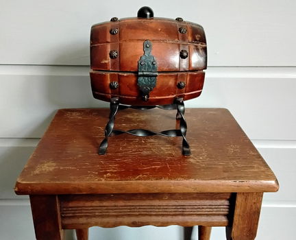 Vintage eikenhouten opbergbox op smeedijzeren pootjes (sigaretten) - 1