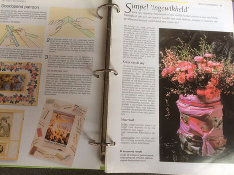 Creatief thuis, ( 2 mappen van allerlei decoratief info) 9,95 euro +32495577180 - 2