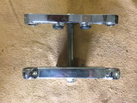 T-stuk, balhoofdplaten harley softail twincam vanaf 2000, voor 41mm voorvork, chroom is ok - 0
