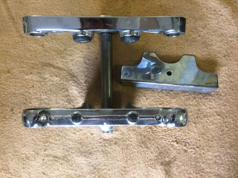 T-stuk, balhoofdplaten harley softail twincam vanaf 2000, voor 41mm voorvork, chroom is ok - 1