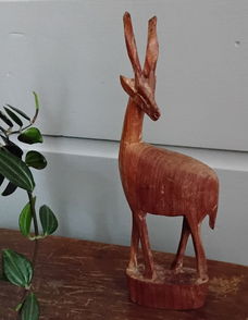 Vintage teakhouten hert - antilope - gazelle - houtsnijwerk