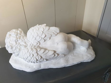 Prachtige grote liggende engel op plateau , gepatineerd - 2