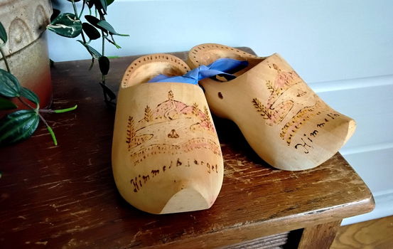 Kinderklompen met decoratie erop - 0