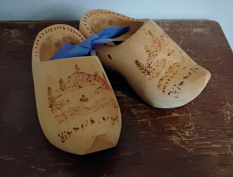 Kinderklompen met decoratie erop - 1