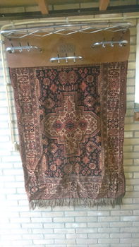 Te koop: antieke houten kapstok met wandkleed (2x) - 0