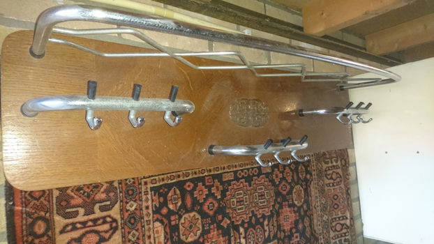 Te koop: antieke houten kapstok met wandkleed (2x) - 1