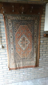 Te koop: antieke houten kapstok met wandkleed (2x) - 3