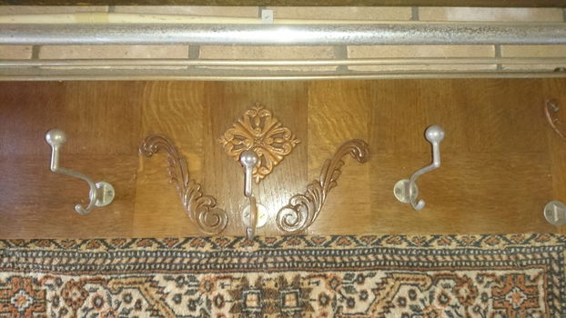 Te koop: antieke houten kapstok met wandkleed (2x) - 4