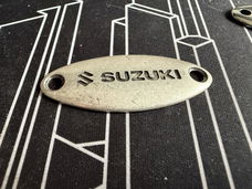 Ovaal metalen plaatje Suzuki, iets bijzonders