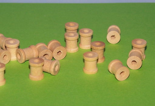 Miniatuur garenklosje voor poppenhuis of Barbie - 0