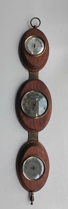 Vintage thermometer barometer hygrometer in eikenhout