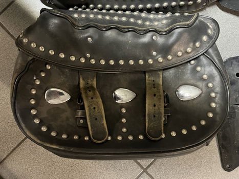 Harley EVO heritage retro zijtassen (het later en groter model zijtassen met 4 rijen nagels) - 4
