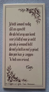 Te koop siertegel met het gedicht Vriend van Toon Hermans. - 0