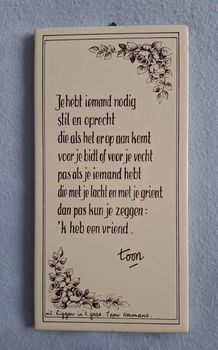 Te koop siertegel met het gedicht Vriend van Toon Hermans. - 2