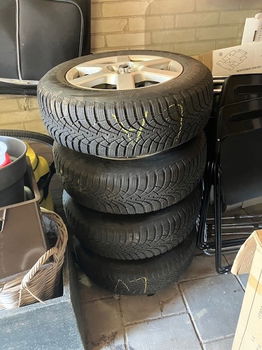 4 Stalen velgen (195/65R15) met velgenboom (2 winterbanden bruikbaar) - 0