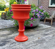 Vintage - retro - oranje bloempot op poot (met spoortjes)