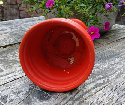 Vintage - retro - oranje bloempot op poot (met spoortjes) - 4