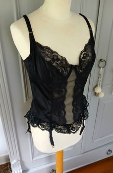 Bustier met kant en jarretelsBustier met kant, jarretels, baleinen, beugels - 90C