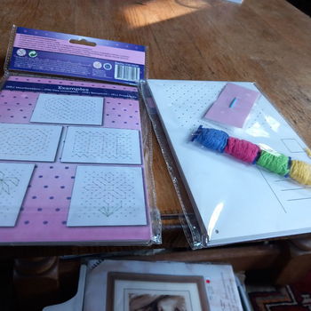 Postcards embroidery set. - Maak en borduur zelf je eigen postkaarten! - - 0