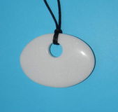 Ovale witte Jaspis hanger, met halskoord