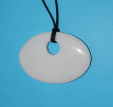Ovale witte Jaspis hanger, met halskoord