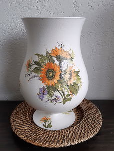 Vaas op voet wit decoupage met bloemenprint Handgemaakt