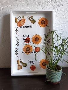 Dienblad wit+tekst ,met decoupage techniek. Hand bewerkt.